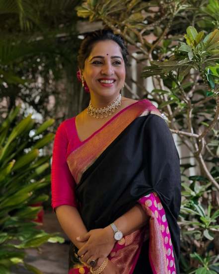 Makar Sankranti 2025 Black Saree Look