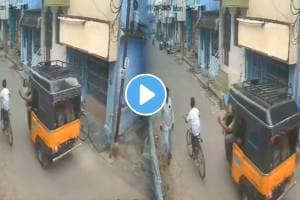 Shocking video Kadayanallur the Auto Rickshaw Toppled While The Driver Was Trying To Slap A Boy Who Was Riding A Cycle On The Road video goes viral