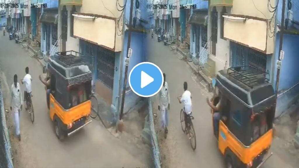 Shocking video Kadayanallur the Auto Rickshaw Toppled While The Driver Was Trying To Slap A Boy Who Was Riding A Cycle On The Road video goes viral