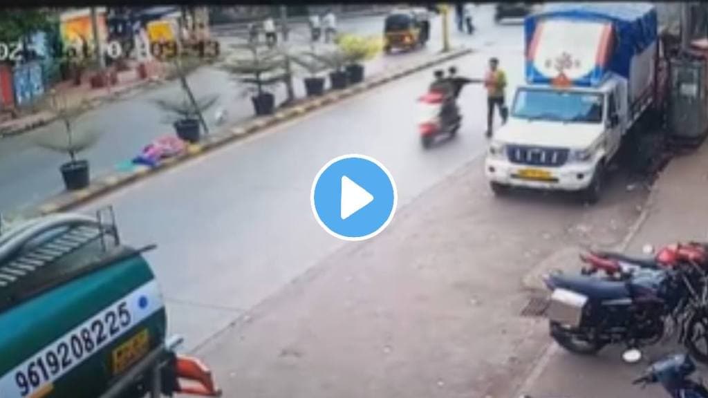 Thief absconded by pulling the gold chain of boy on Road of mumbai kandivali thrilling incident video viral