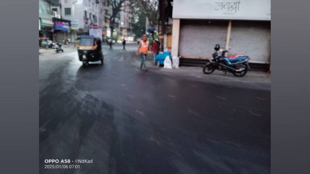 Oil spilled on Thanes Naupada road caused five bikes to slip