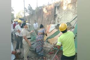 hawker removal team of A ward of municipality took action on hawkers in Shahad railway station