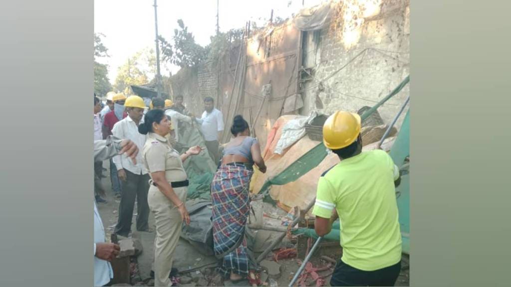 hawker removal team of A ward of municipality took action on hawkers in Shahad railway station