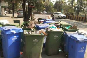 Khadakpada residents in Kalyan West express displeasure over delayed waste collection