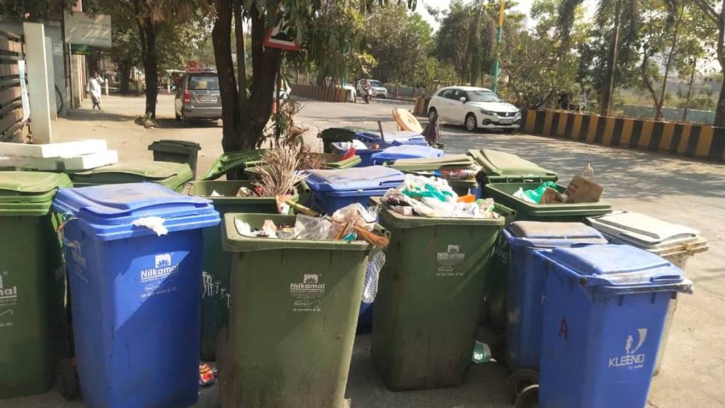 Khadakpada residents in Kalyan West express displeasure over delayed waste collection