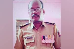 police constable in Dhabepavani an armed remote area near Navegaonbandh in Gondia district committed suicide by shooting himself