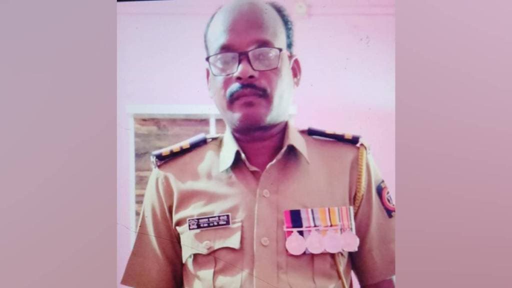 police constable in Dhabepavani an armed remote area near Navegaonbandh in Gondia district committed suicide by shooting himself