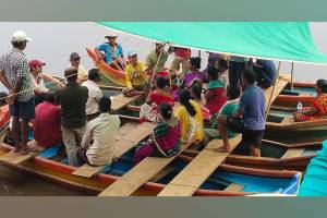 Illegal sand mining is taking place at Tondawali and Hadi in Kalaval creek in Malvan taluka.