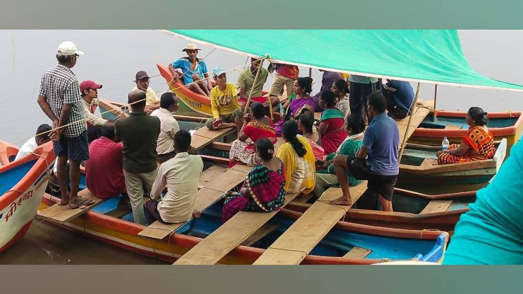 Illegal sand mining is taking place at Tondawali and Hadi in Kalaval creek in Malvan taluka.