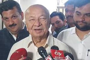 Sushilkumar Shinde ya ce al'umma a yanzu suna tunanin kabilanci da addini, wanda hakan bai dace ba a mahangar daidaiton zamantakewa.