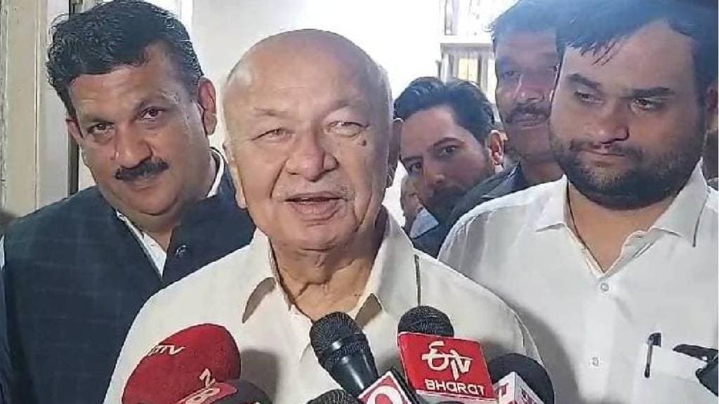 Sushilkumar Shinde ya ce al'umma a yanzu suna tunanin kabilanci da addini, wanda hakan bai dace ba a mahangar daidaiton zamantakewa.