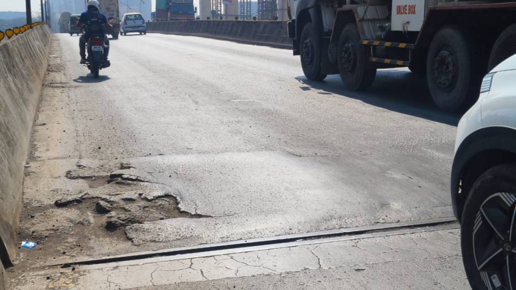 Mastic bubbles on Thane and Ghodbunder highways may cause accidents due to uneven roads