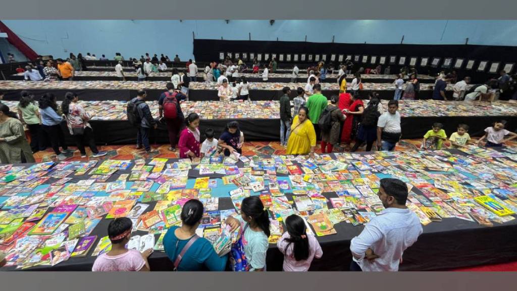 Reading-loving citizens who participated in the book donation program.