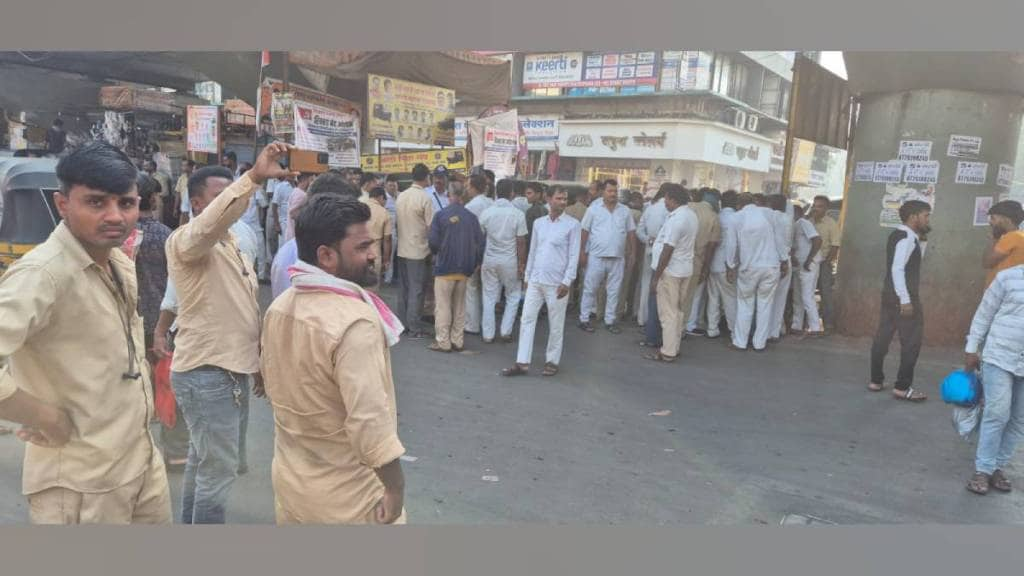 Rickshaw pullers protested at Nalasopara police station striking for two hours disrupting passengers