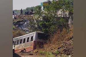 35 people injured in an accident where st bus fell from bridge near Tandulwadi