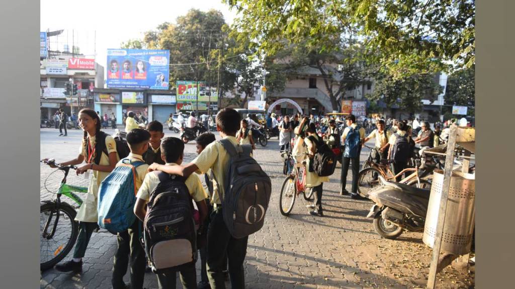 Gajanan Vidyalaya located in busy Nabi Subhedar Layout Chowk poses accident risk to students