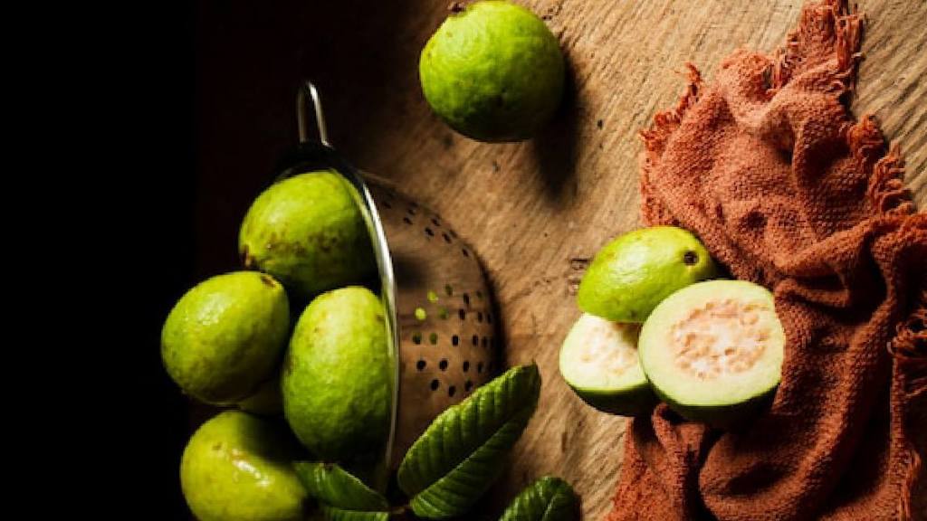 Eating Guava in winters can improve heart health, reduce blood sugar 8 Health Benefits of Guava Fruit