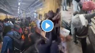 mahakumbh 2025 shocking video Chaos At Jhansi Railway Platform As Passengers Rushing To Board Maha Kumbh Special Train Fall On Track