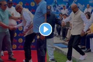 Vinod Kambli struggles to walk but touches Sunil Gavaskar feet at Wankhede Stadium ceremony video viral