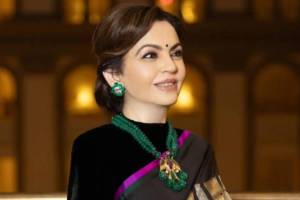 Nita Ambani dazzled at Donald Trump’s pre-inauguration reception in Washington DC, showcasing Indian artistry through a Kanchipuram sari by National Award-winning artisan B. Krishnamoorthy and heritage jewelry.