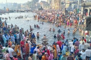 Crowd of devotees take bath in Ramkund due to Mauni Amavasya