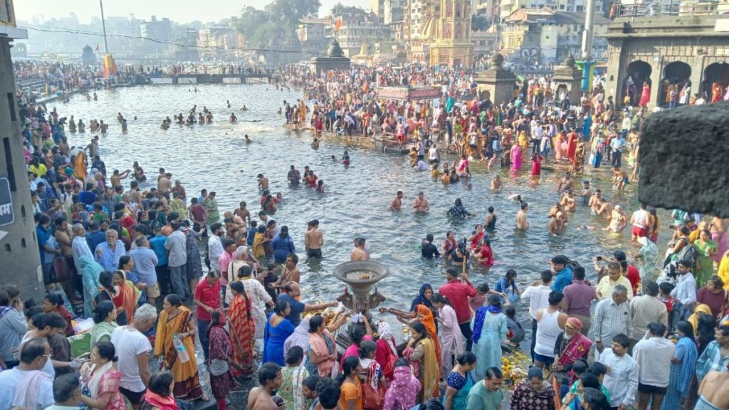 Crowd of devotees take bath in Ramkund due to Mauni Amavasya