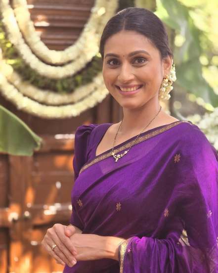 Reshma Shinde Purple Saree Look