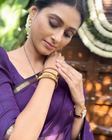 Reshma Shinde Purple Saree Look