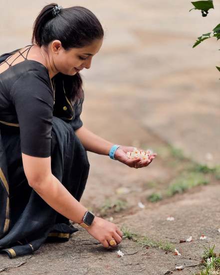 Marathi actress sayali Sanjeev Visited sadhguru ashram and Adiyogi Shiva statue