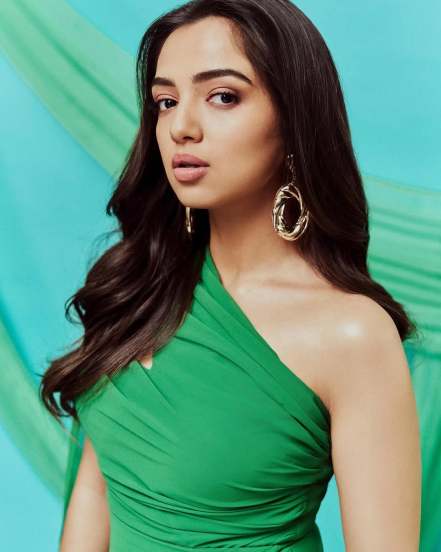 ahsaas channa, ahsaas channa photos, ahsaas channa in green thai high sleet gown,