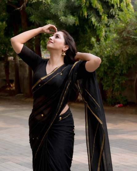 Sayali sanjeev makar sankrant look, sayali sanjeev in black saree