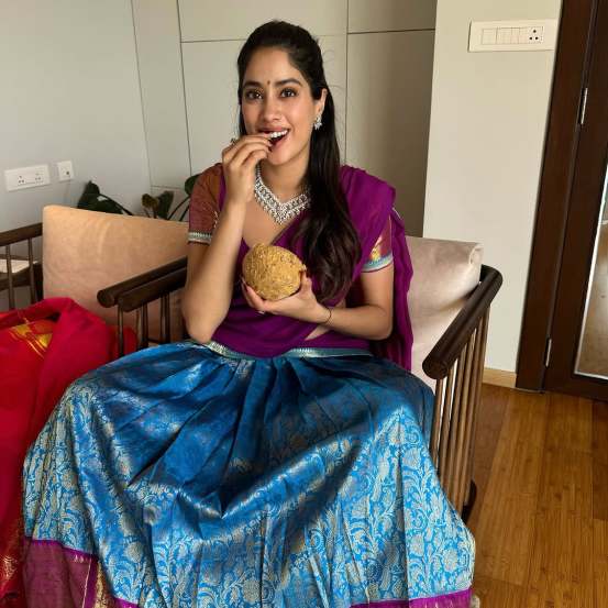 Janhvi kapoor in purpule colour saree, new year 2025