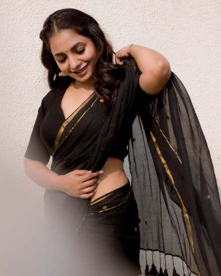 Sayali sanjeev makar sankrant look, sayali sanjeev in black saree