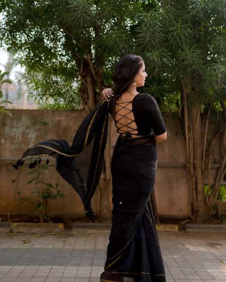 Sayali sanjeev makar sankrant look, sayali sanjeev in black saree