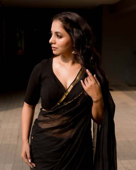 Sayali sanjeev makar sankrant look, sayali sanjeev in black saree