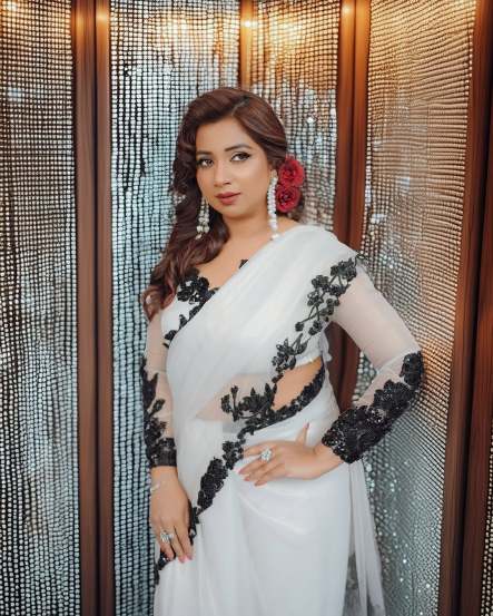 Shreya ghoshal retro look in white saree 