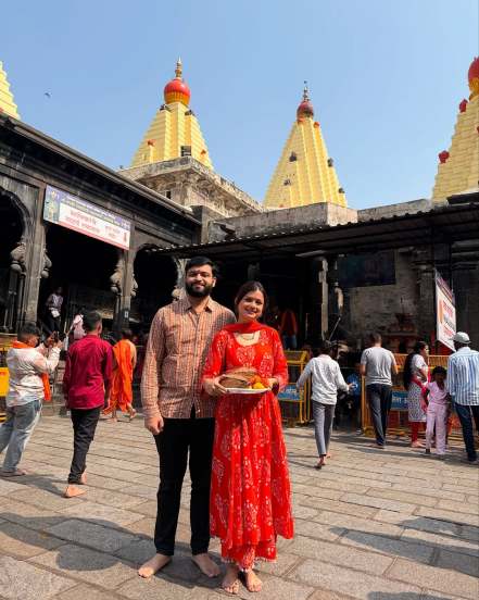 Marathi Actress Hemal Ingle Kolhapur Ambabai Darshan With Husband after marriage