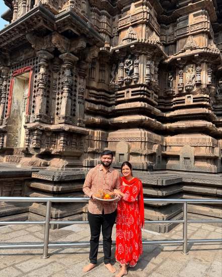 Marathi Actress Hemal Ingle Kolhapur Ambabai Darshan With Husband after marriage