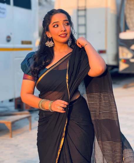 lakhat ek aamcha dada fame Isha Sanjay in black saree