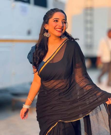 lakhat ek aamcha dada fame Isha Sanjay in black saree