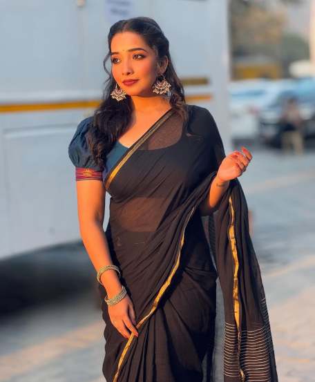 lakhat ek aamcha dada fame Isha Sanjay in black saree