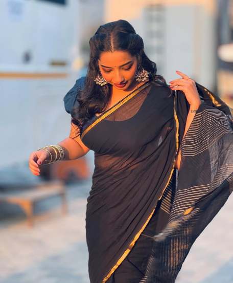 lakhat ek aamcha dada fame Isha Sanjay in black saree