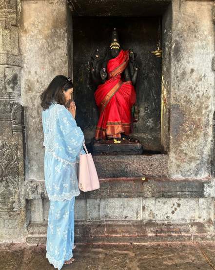 Shriya Pilgaonkar visited thanjavur big temple Brihadeeswara Temple thanjavur tamil nadu
