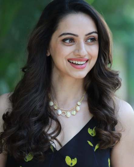 Shruti Marathe Yellow Saree Look