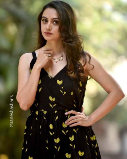 Shruti Marathe Yellow Saree Look