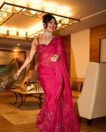 Manish Malhotra designed saree beauty beautifies the real beauty of actresses Manish Malhotra posts on social media