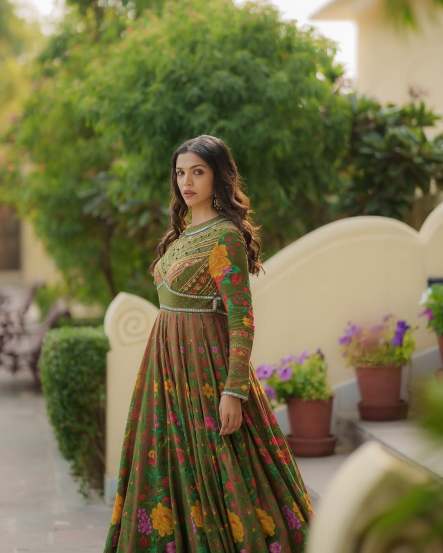 Shriya Pilgaonkar shares alluring pictures in Mehendi Color Anarkali Suit on social media