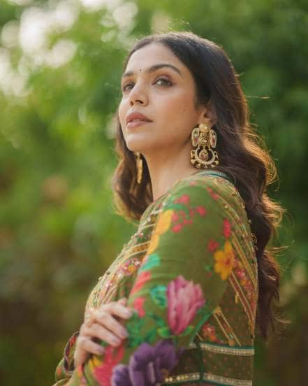 Shriya Pilgaonkar shares alluring pictures in Mehendi Color Anarkali Suit on social media