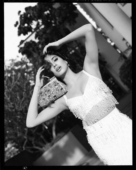 Bollywood actress Janhvi Kapoor shares pictures in white dress has the beauty of Sridevi