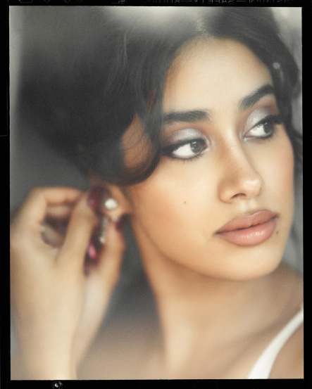 Bollywood actress Janhvi Kapoor shares pictures in white dress has the beauty of Sridevi